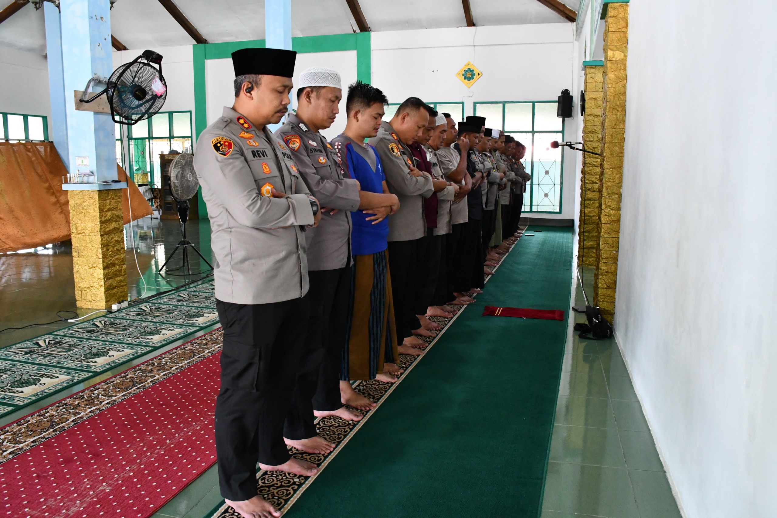 Polres Nias Gelar Sholat Ghoib dan Doa Bersama untuk Personel Polri yang Gugur di Lampung
