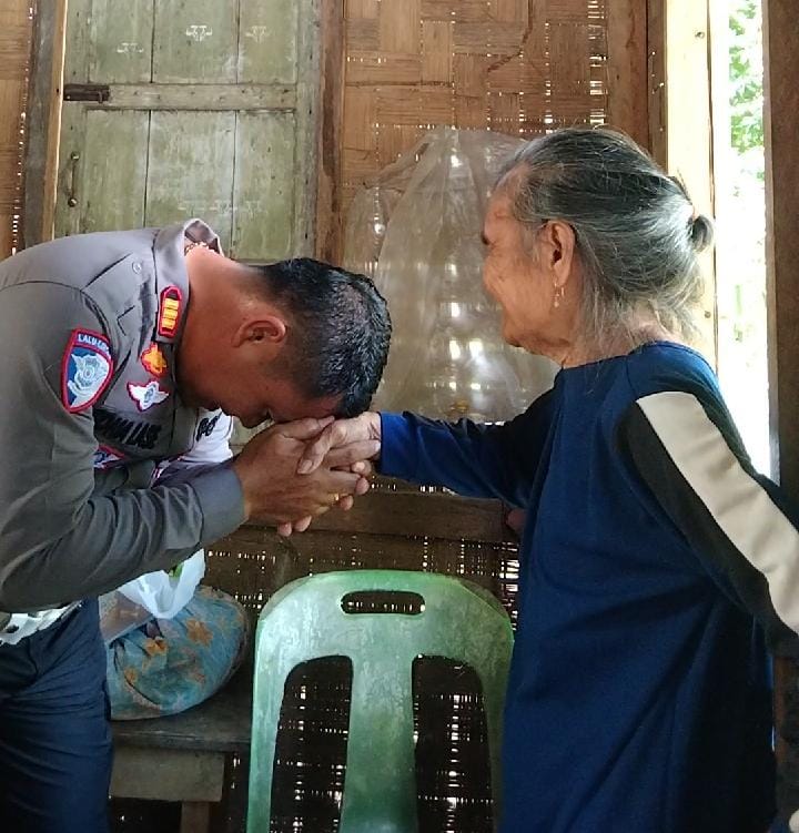 DALAM RANGKA HARI BHAYANGKARA KE-79, POLRES NIAS DAN GBNN SALURKAN BANSOS KEPADA LANSIA DI DESA SAOMBO