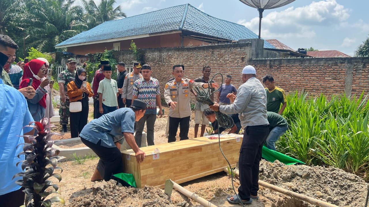 Kapolres Asahan Hadiri Pemakaman Pekerja Migran Indonesia Asal Kisaran yang Meninggal di Kamboja