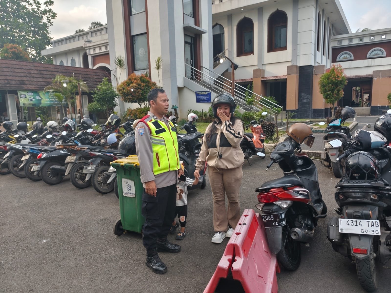 Polsek Subang Laksanakan Pengaturan Arus Lalu Lintas di Pos Pam Wisma Karya dalam Operasi Ketupat Lodaya 2026